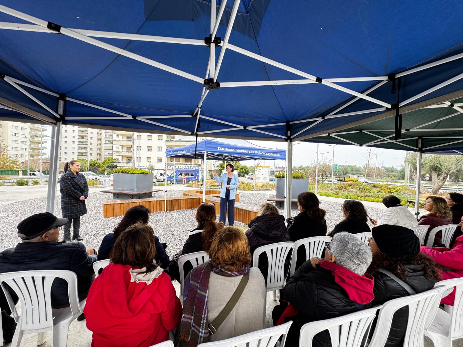 İzmir'de Büyükşehir Belediyesi çSağlığı Geliştiren Parklarç projesi kapsamında parkları eğitim merkezlerine dönüştürmeye devam ediyor.