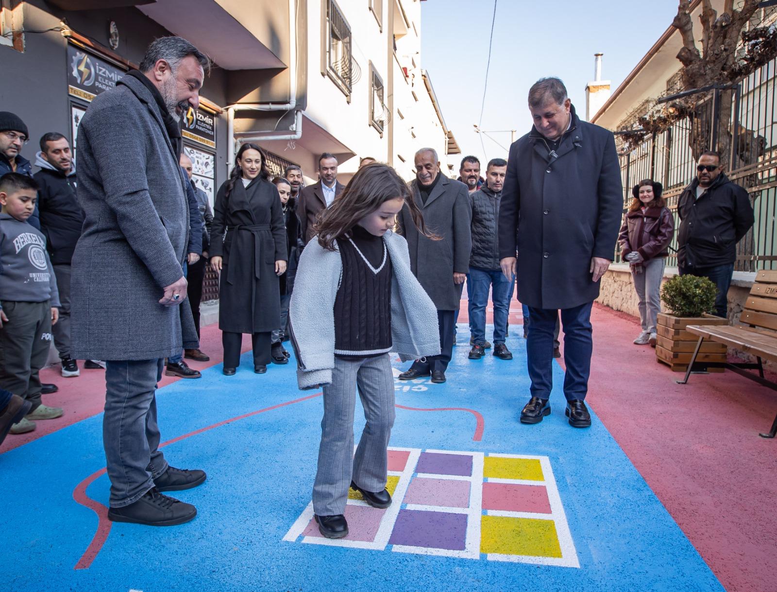 İzmir Büyükşehir Belediye Başkanı Dr. Cemil Tugay, kamusal alanların İzmirlilerin isteği doğrultusunda yeni bir proje başlattı.