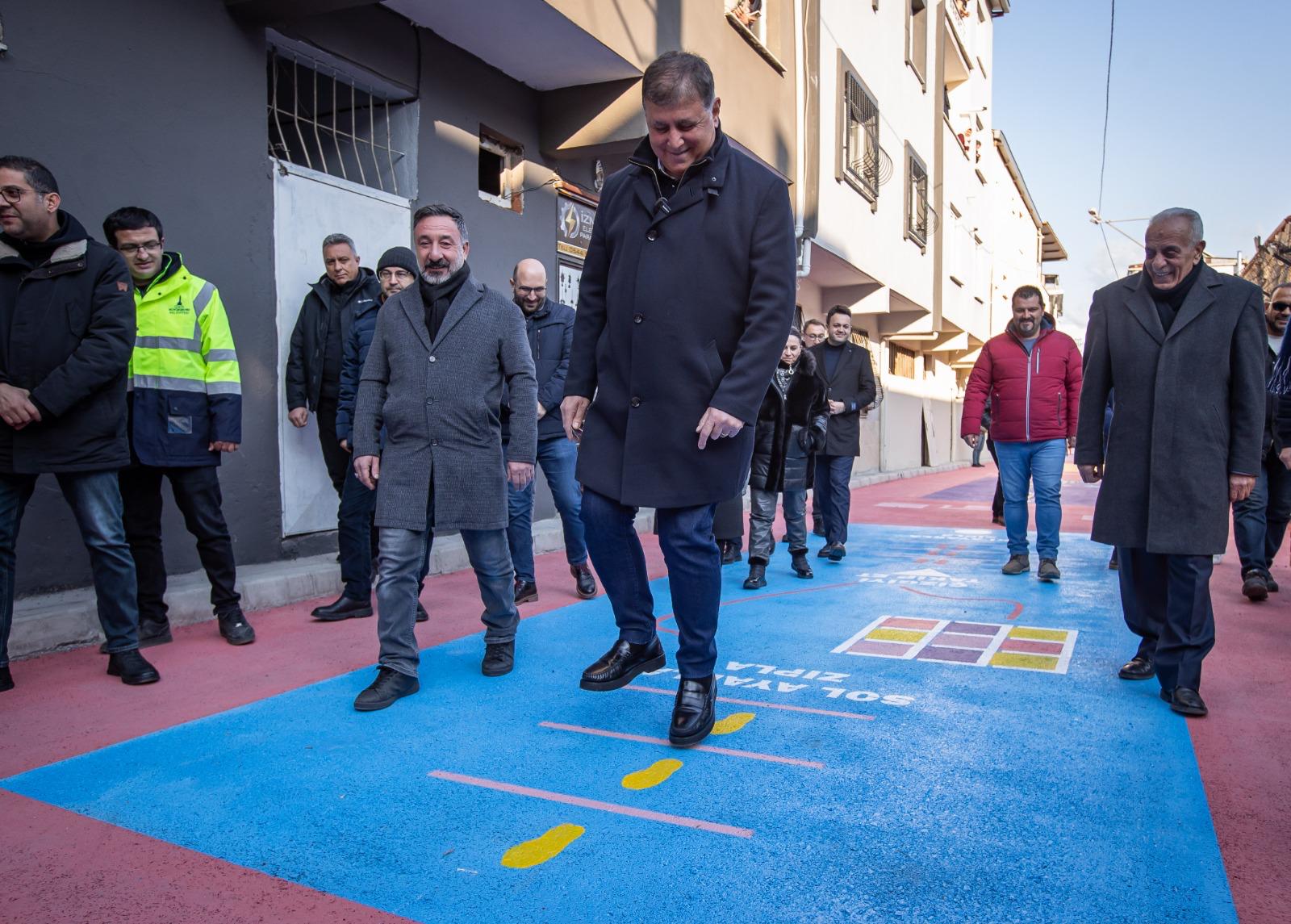 İzmir Büyükşehir Belediye Başkanı Dr. Cemil Tugay, kamusal alanların İzmirlilerin isteği doğrultusunda yeni bir proje başlattı.