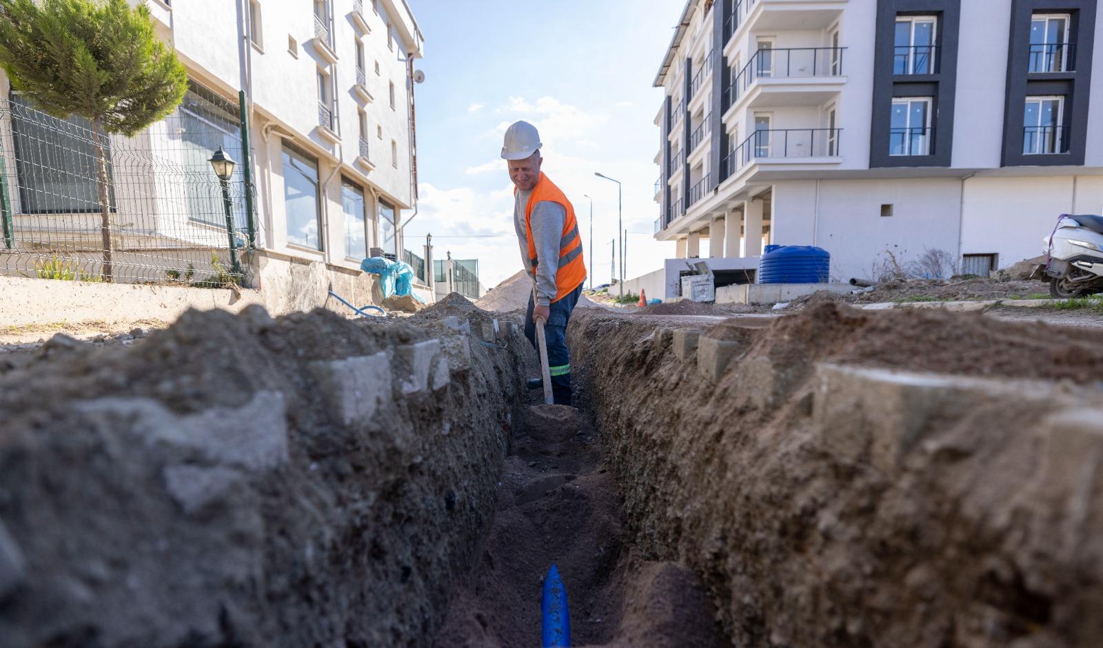 İzmir Büyükşehir Belediyesi İZSU Genel Müdürlüğü'nün yeni projesiyle Menemen'de yedi mahalleye temiz su yatırımı yapıyor.