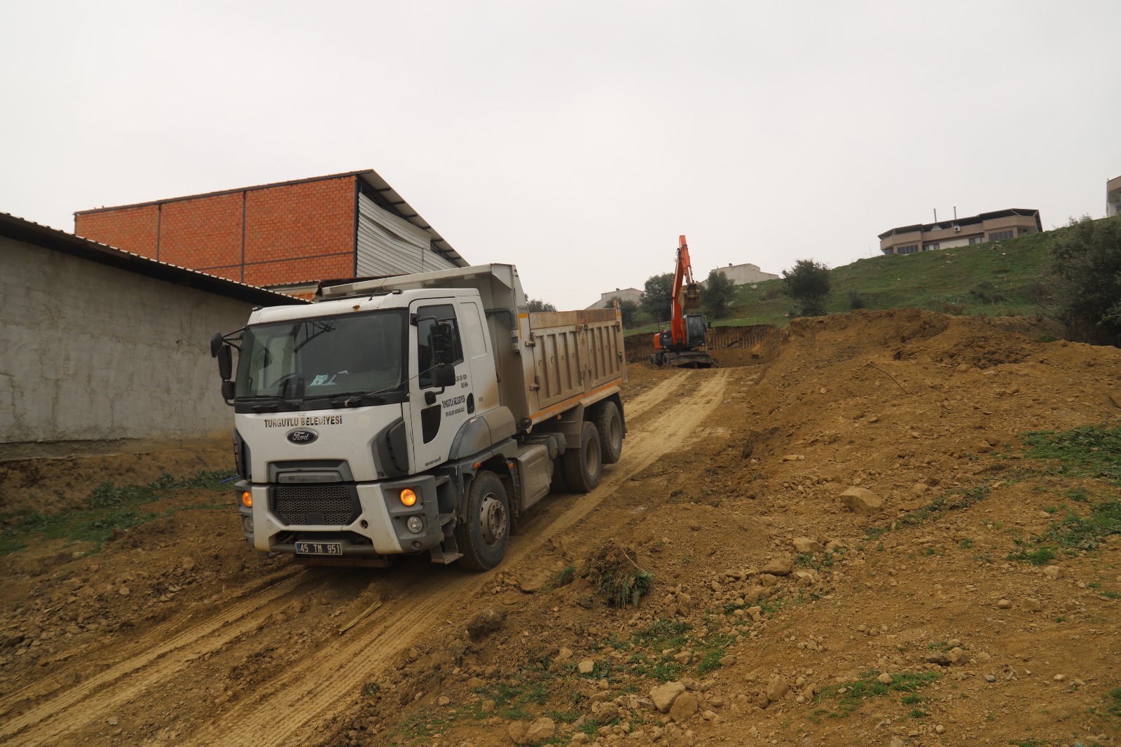 Turgutlu Belediyesi Fen İşler Müdürlüğü ekipleri, 11 kırsal mahalledeki arazi yolları üzerinde düzenleme çalışmalarını gerçekleştirdi.