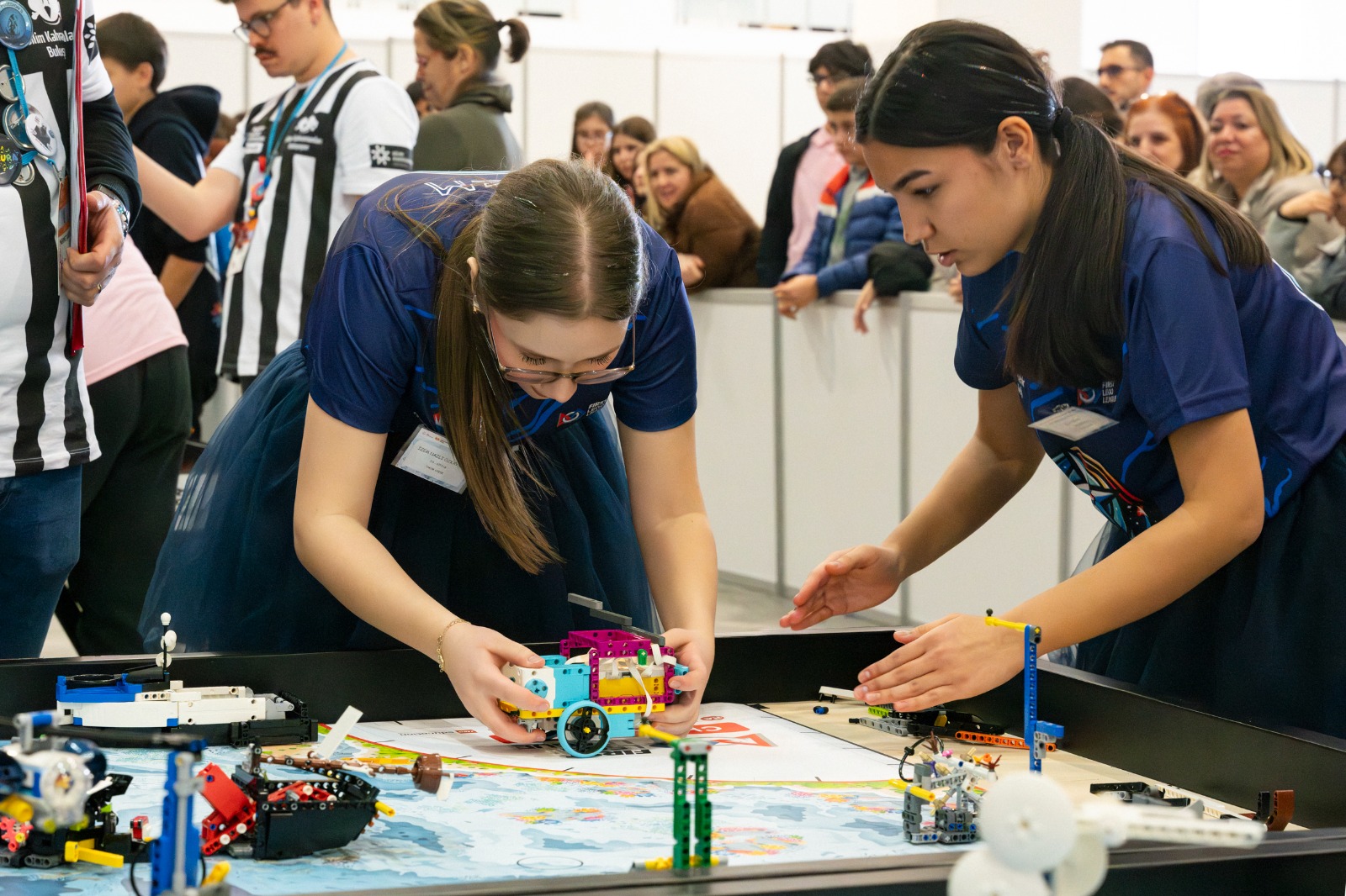 Bilim Kahramanları Buluşuyor ismiyle düzenlenen FIRST LEGO League Challenge turnuvalarının 21'incisi başladı.