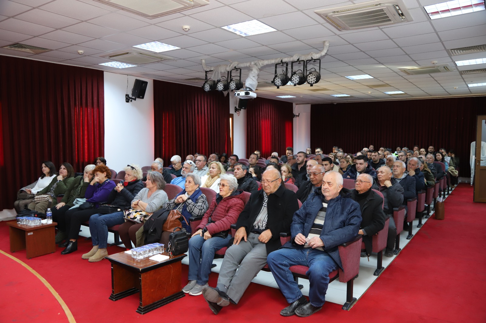 Başkan Kırgöz, Çandarlı'da vatandaşlarla bir araya gelerek ihtiyaçlaarını ve isteklerini dinleyerek notlar aldı.