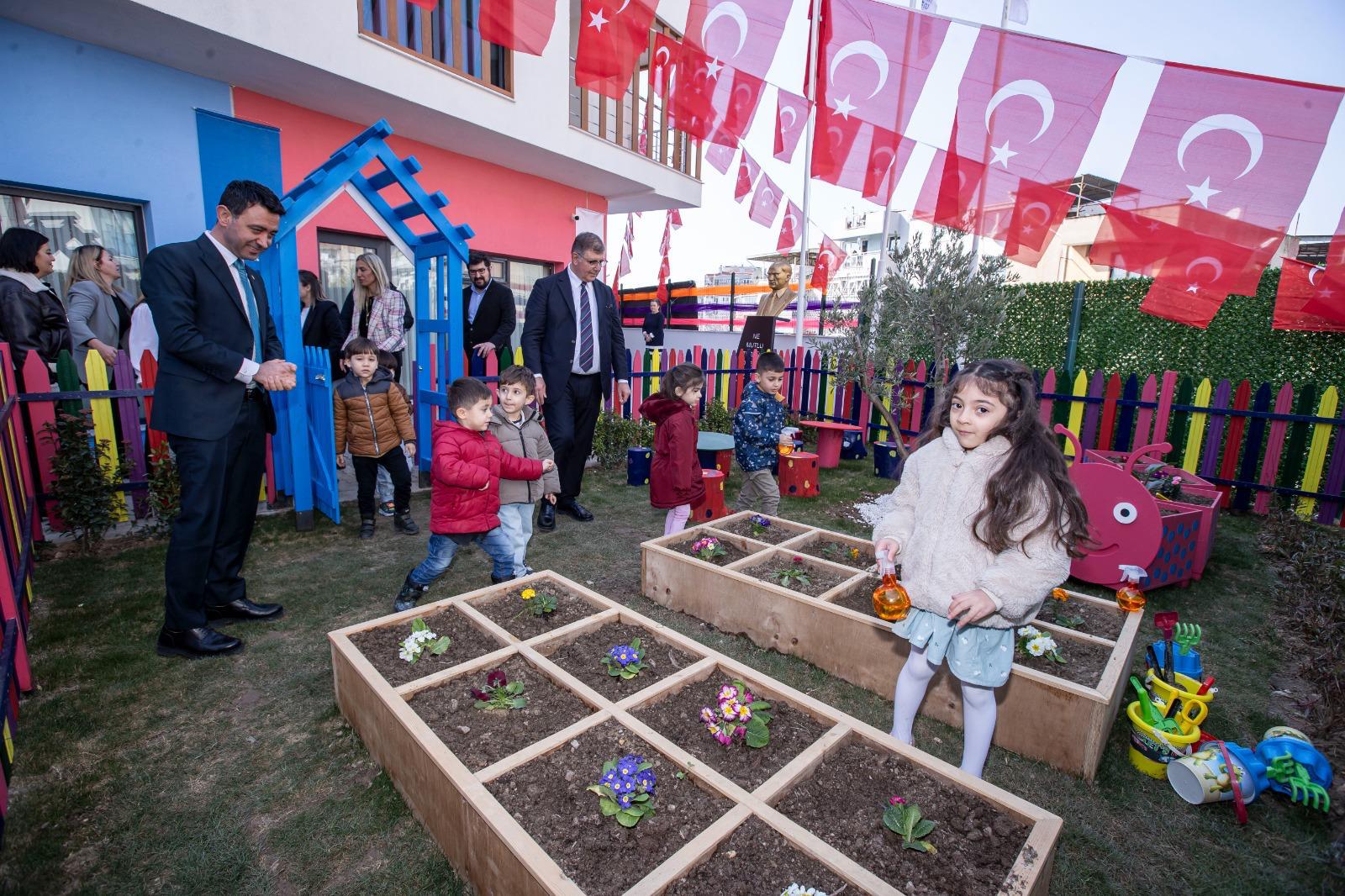 İzmir kent genelinde Yuvamız İzmir Çocuk Etkinlik Merkezleri'nin sayısını 20'ye çıkaran İzmir Büyükşehir Belediyesi, hizmete devam ediyor.