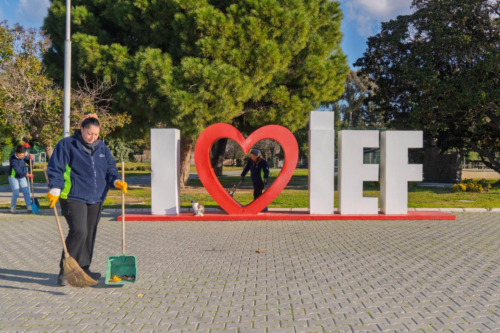 İzmir Büyükşehir Belediyesi kentin simgesi Kültürpark'ı İzmirlilerin daha etkin ve konforlu kullanabilmesi için kolları sıvadı.