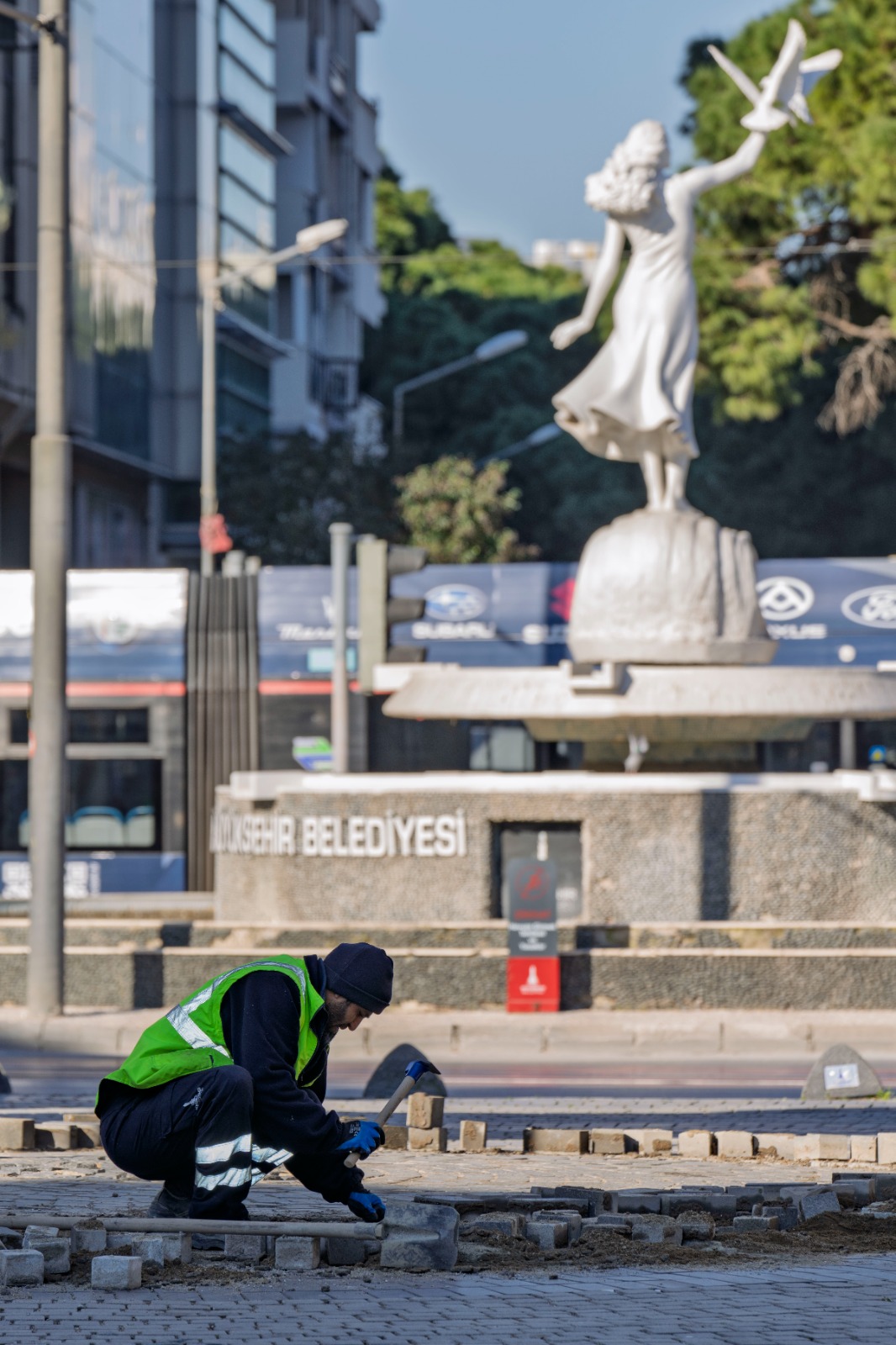 İzmir Büyükşehir Belediyesi kentin simgesi Kültürpark'ı İzmirlilerin daha etkin ve konforlu kullanabilmesi için kolları sıvadı.