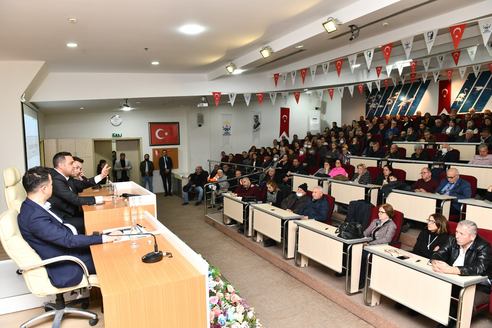 Çiğli Belediyesince, Köyiçi Mahallesi'nde başlatılacak dönüşüm çalışması öncesinde Belediye Başkanı Onur Emrah Yıldız mahalleliyle buluştu.