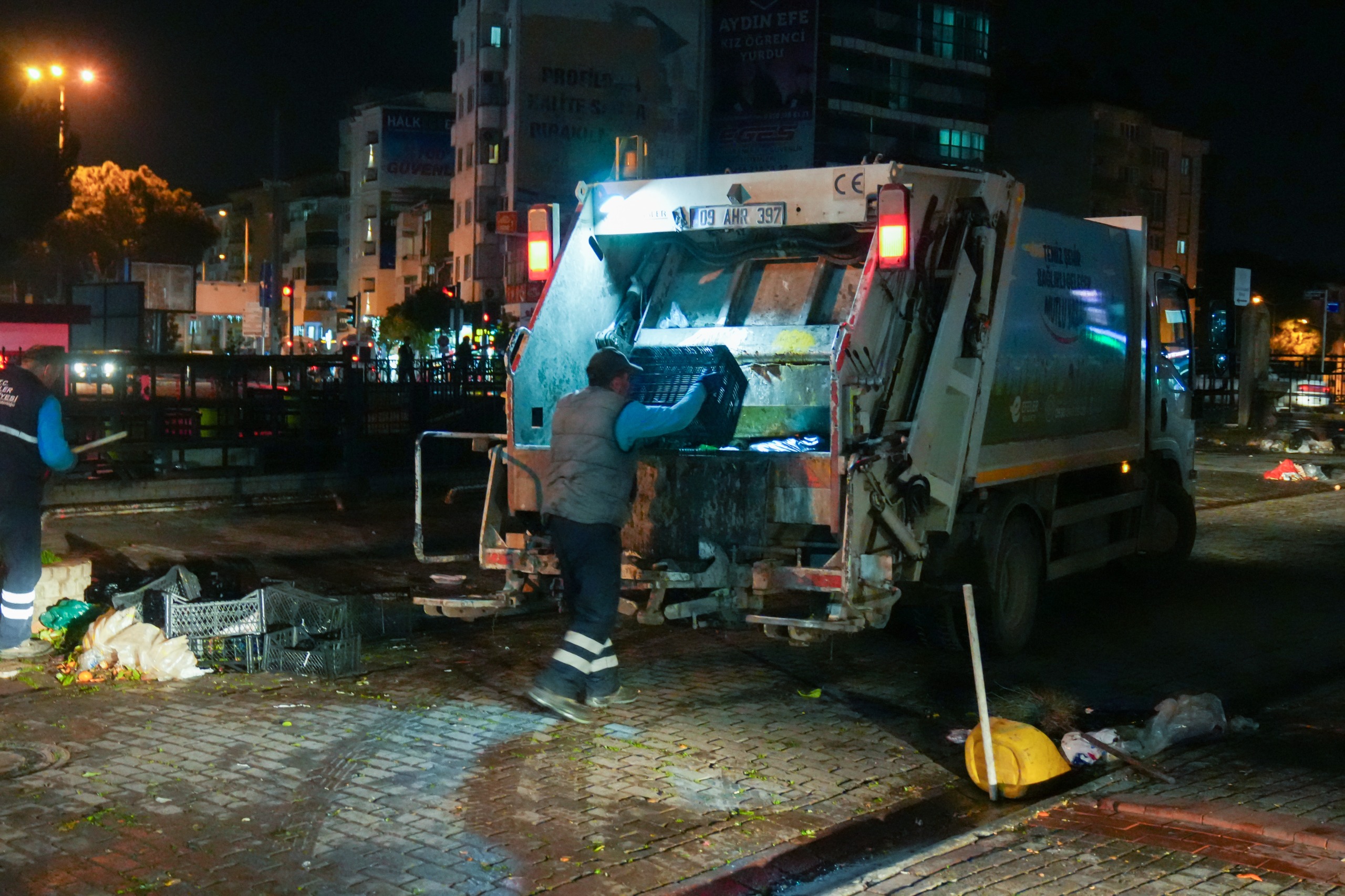 Efeler Belediyesi Temizlik İşleri Müdürlüğü ekipleri, kentteki temizlik çalışmalarını aralıksız bir şekilde sürdürüyor.