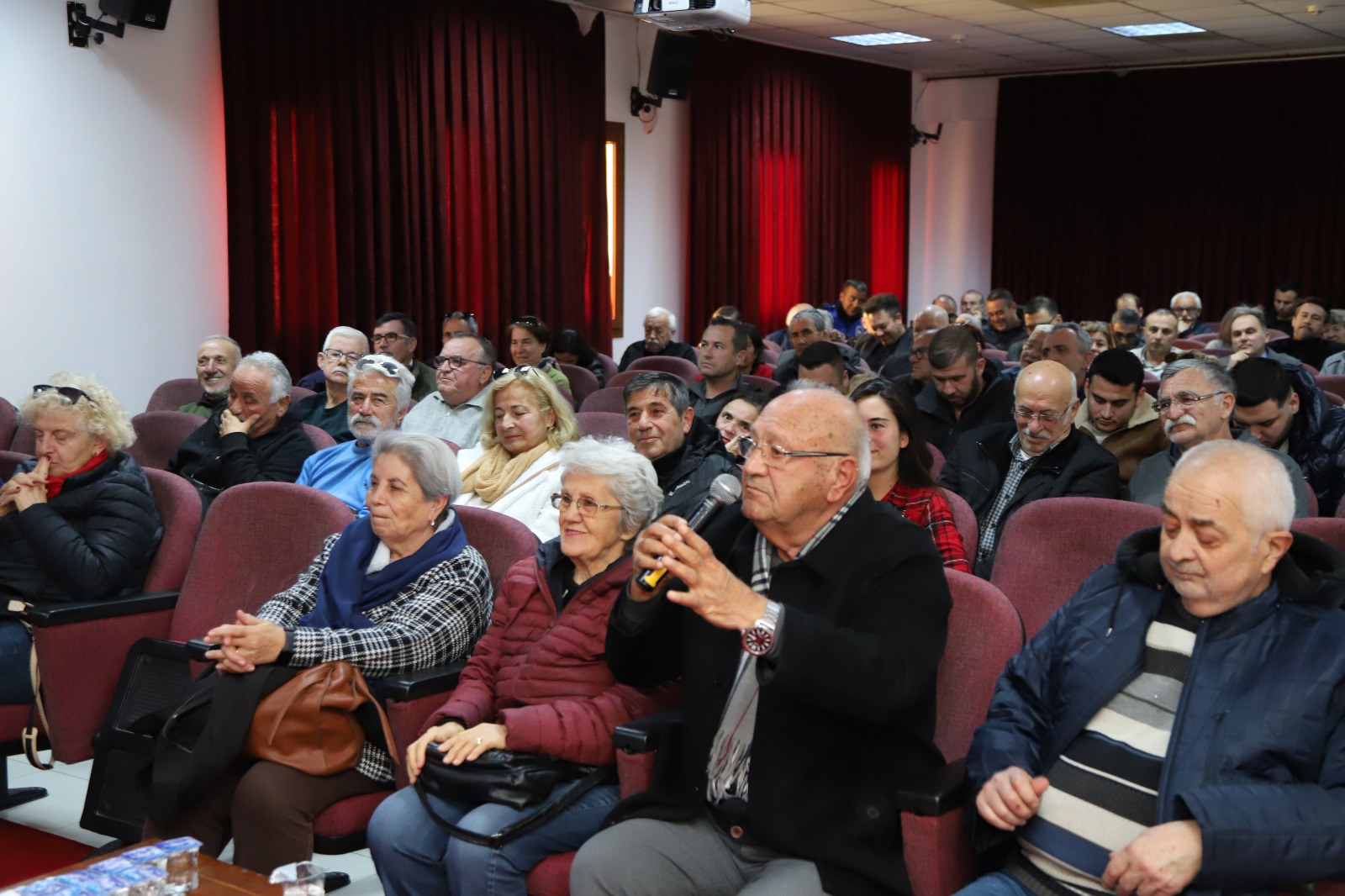 Başkan Kırgöz, Çandarlı'da vatandaşlarla bir araya gelerek ihtiyaçlaarını ve isteklerini dinleyerek notlar aldı.