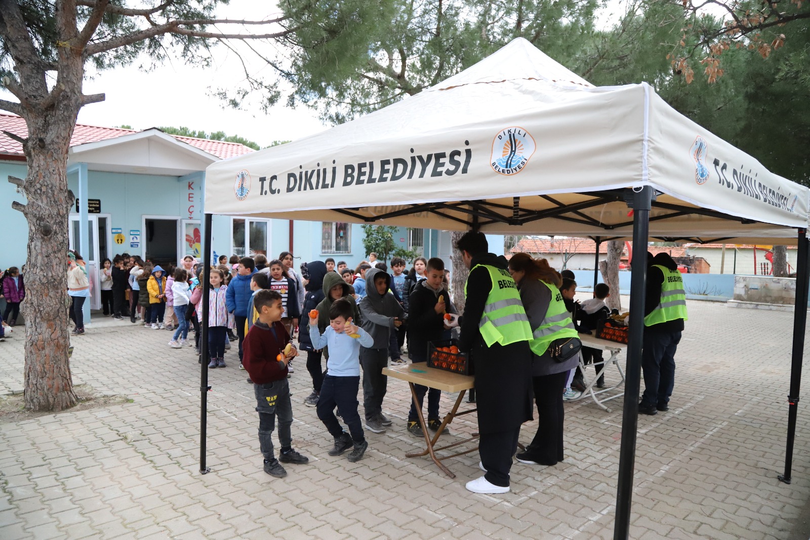 Dikili Belediyesi,  çSağlıklı nesiller, mutlu yarınlarç sloganıyla sürdürdüğü eğitime destek olmaya devam ediyor.