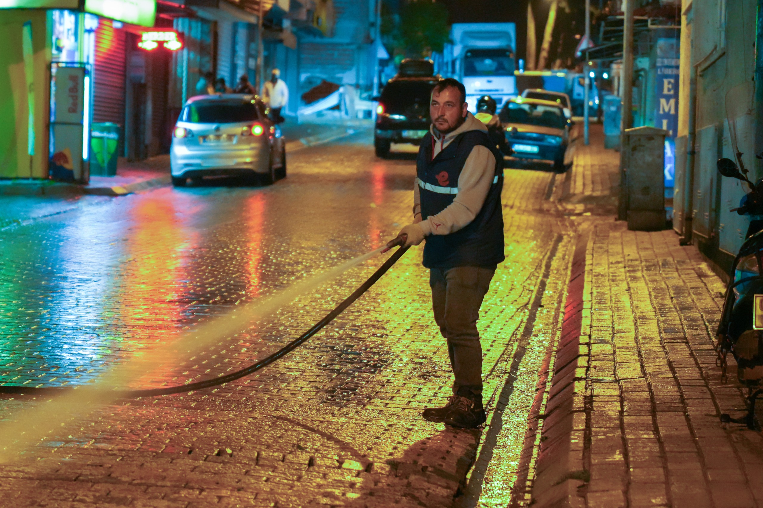 Efeler Belediyesi Temizlik İşleri Müdürlüğü ekipleri, kentteki temizlik çalışmalarını aralıksız bir şekilde sürdürüyor.