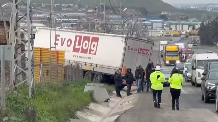 İstanbul Büyükçekmece’de arızalanan tırına bakmak için aşağıya inen sürücü, hareket eden aracının altında kalarak hayatını kaybetti.