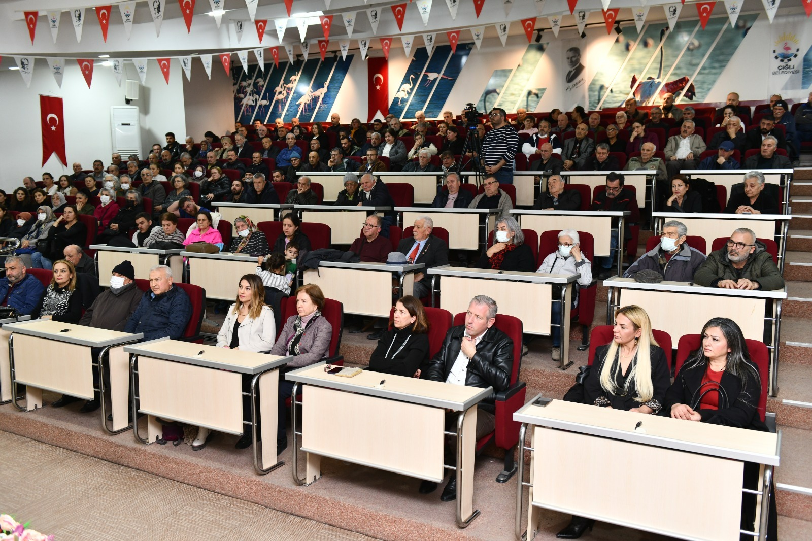 Çiğli Belediyesince, Köyiçi Mahallesi'nde başlatılacak dönüşüm çalışması öncesinde Belediye Başkanı Onur Emrah Yıldız mahalleliyle buluştu.