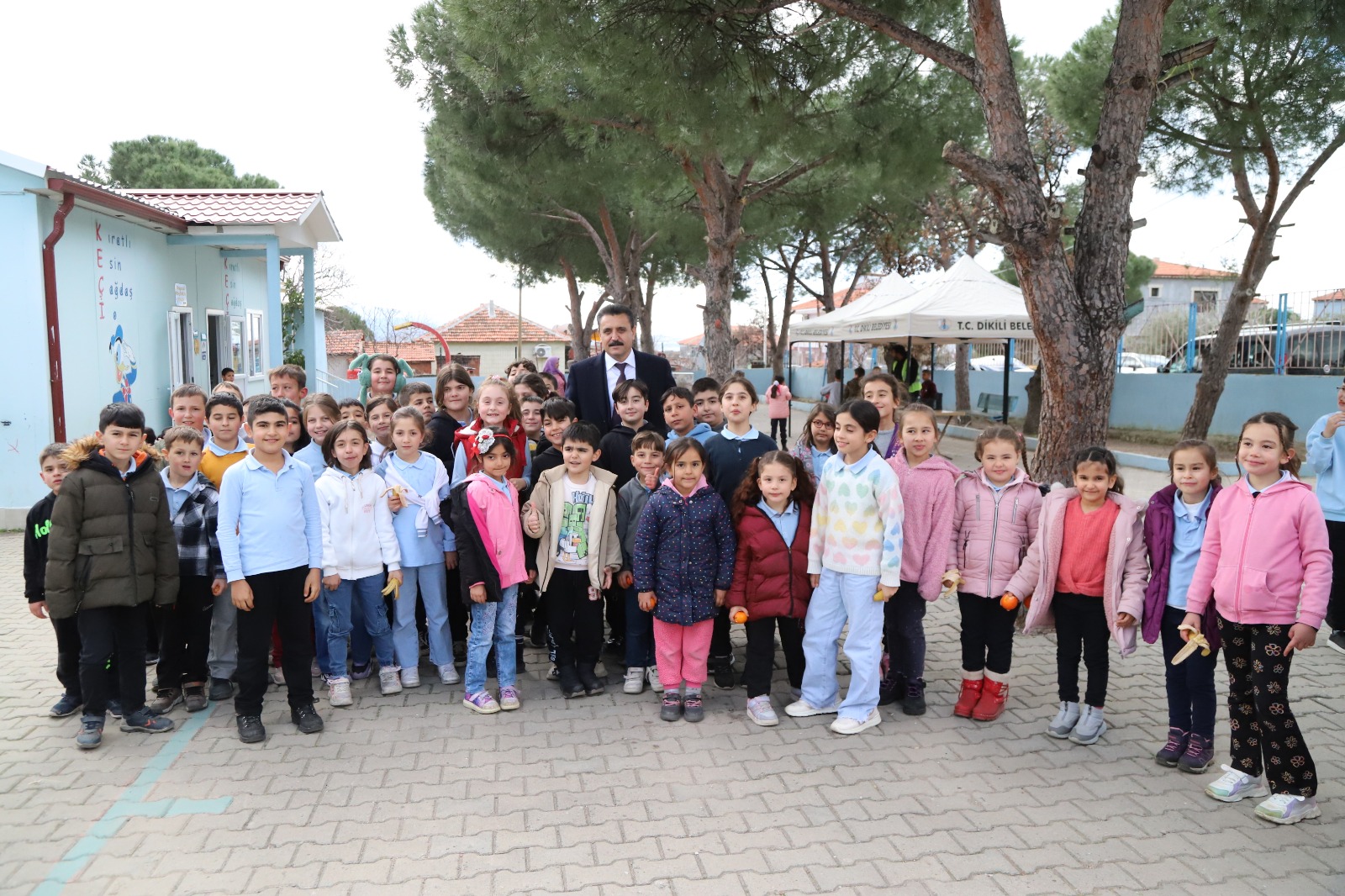 Dikili Belediyesi,  çSağlıklı nesiller, mutlu yarınlarç sloganıyla sürdürdüğü eğitime destek olmaya devam ediyor.