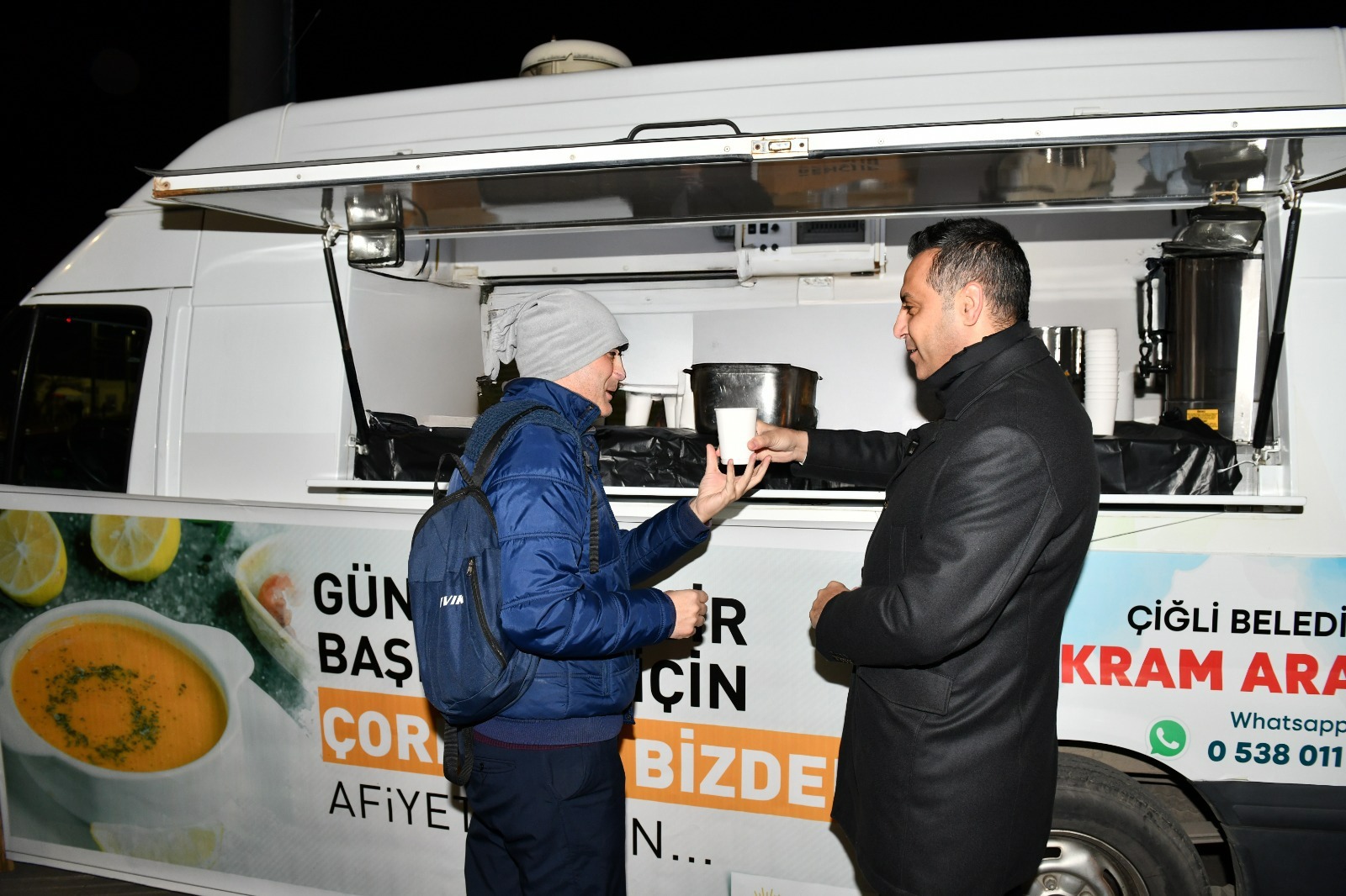 Çiğli Belediyesi Soğuk kış günlerinde vatandaşların içini ısıtan bir uygulamaya imza attı, sabahın erken saatlerinde çorba ikramında bulundu.