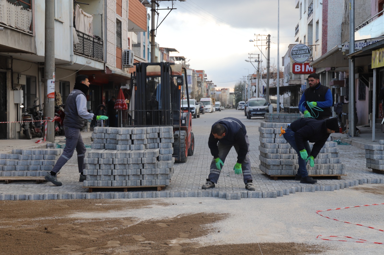 Turgutlu Belediyesi Fen İşler Müdürlüğü ekipleri, 11 kırsal mahalledeki arazi yolları üzerinde düzenleme çalışmalarını gerçekleştirdi.