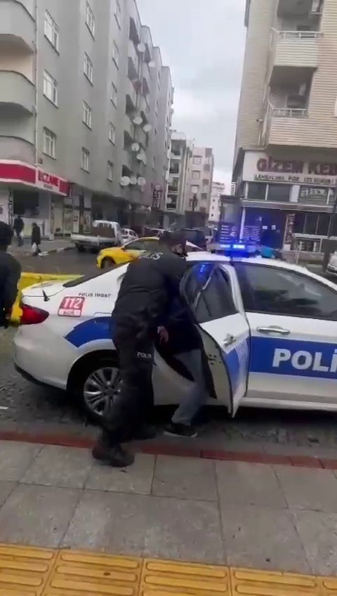 Pendik'te gerçekleşen olayda kendisini sıkıştırması üzerine otomobilin aynasını kıran motokuryeyi ezen sürücü yakalandı.