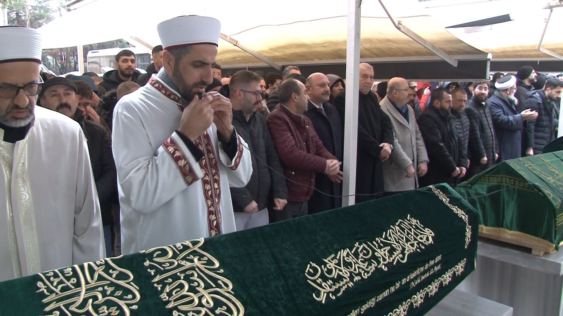 Ankara'da şizofreni hastası annelerinin öldürdüğü 7 ve 10 yaşındaki iki kardeşin cenazesi Kartal'da toprağa verildi.