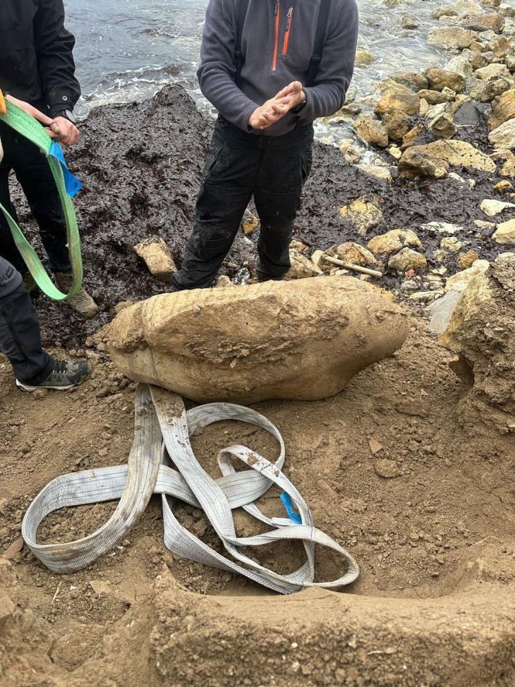 Aydın Kuşadası'nda dalgaların aşındırdığı bölgede antik döneme ait Kuros (Genç erkek) heykelinin parçası ortaya çıktı.</p>
<p>