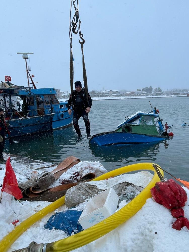 Samsun’da şiddetli rüzgârdan ve dalgalardan etkilenen balıkçı teknesi limanda suya gömülerek, yürekleri ağza getirdi. 