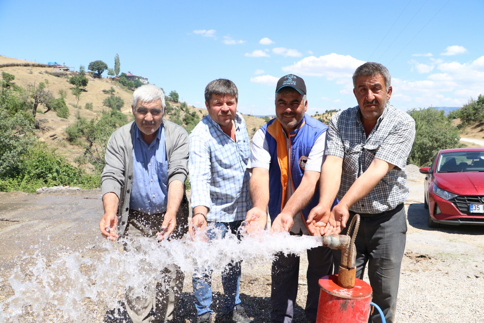 Manisa Büyükşehir Belediye Başkanı Mimar Ferdi Zeyrek’in, il genelinde susuz köy kalmaması için başlattığı sondaj hamlesine devam ediyor.