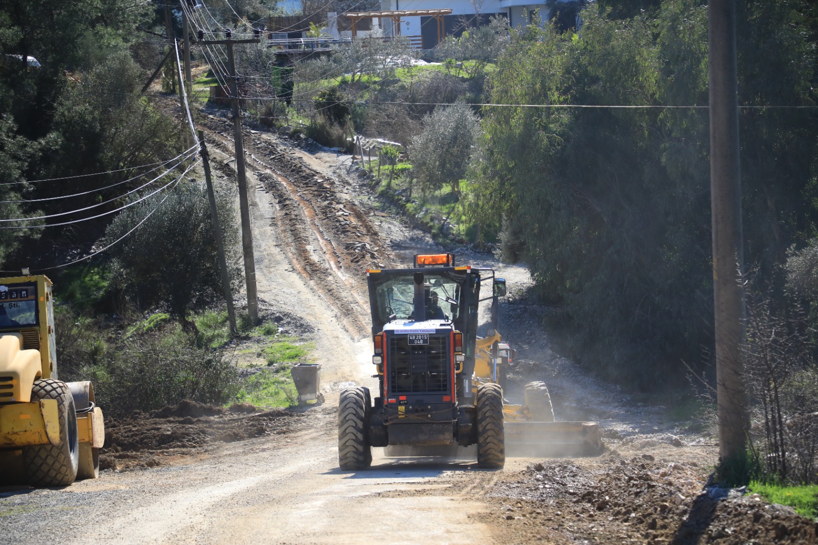 Muğla Büyükşehir Belediyesi halkın refahı ve emniyeti için titizlikle yol yapım çalışmalarına başlayarak yeni bir projeye imza attı.