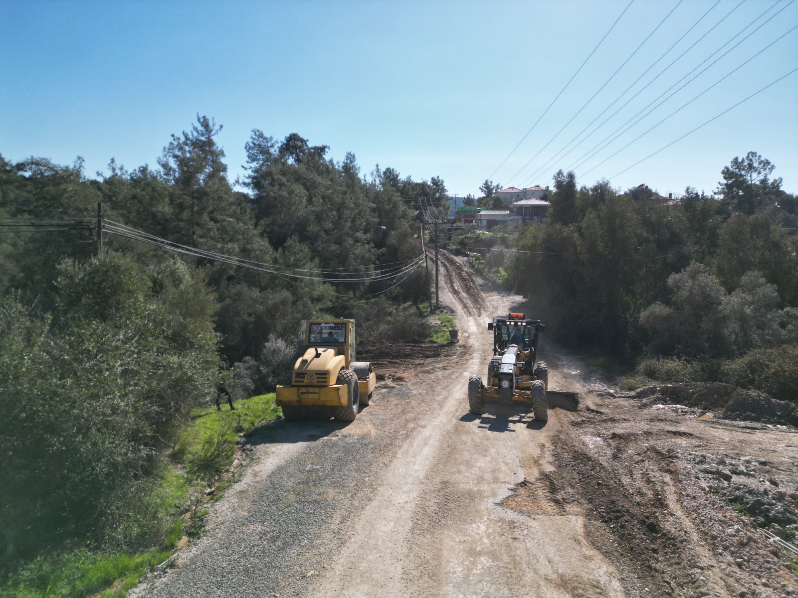 Muğla Büyükşehir Belediyesi halkın refahı ve emniyeti için titizlikle yol yapım çalışmalarına başlayarak yeni bir projeye imza attı.