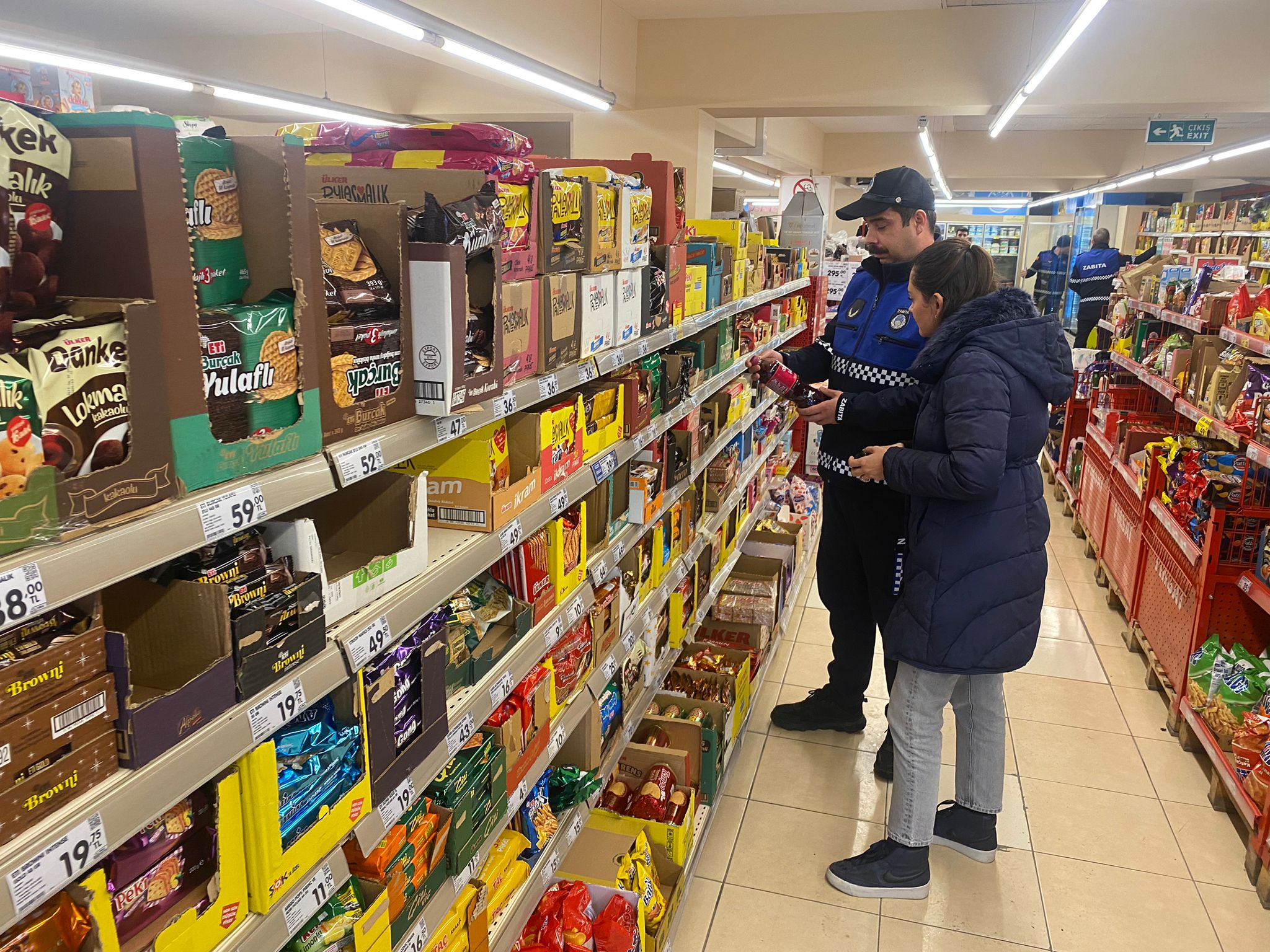 Efes Selçuk Belediyesi Zabıta Müdürlüğü ekipleri, İklim Değişikliği Sıfır Atık Müdürlüğü ile kentteki zincir marketlerde denetleme yaptı.