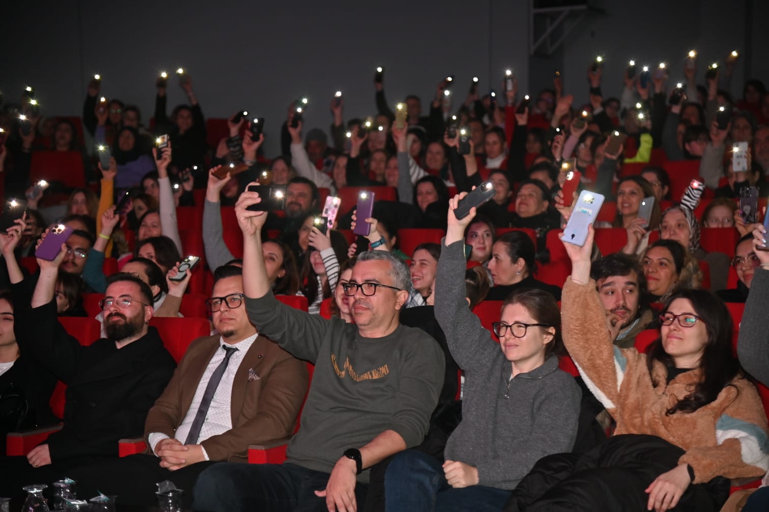 Manisa Büyükşehir Belediyesi, Anadolu Rock müziğinin efsane isimlerinin eserlerinden oluşan, unutulmaz harika bir gece düzenledi.