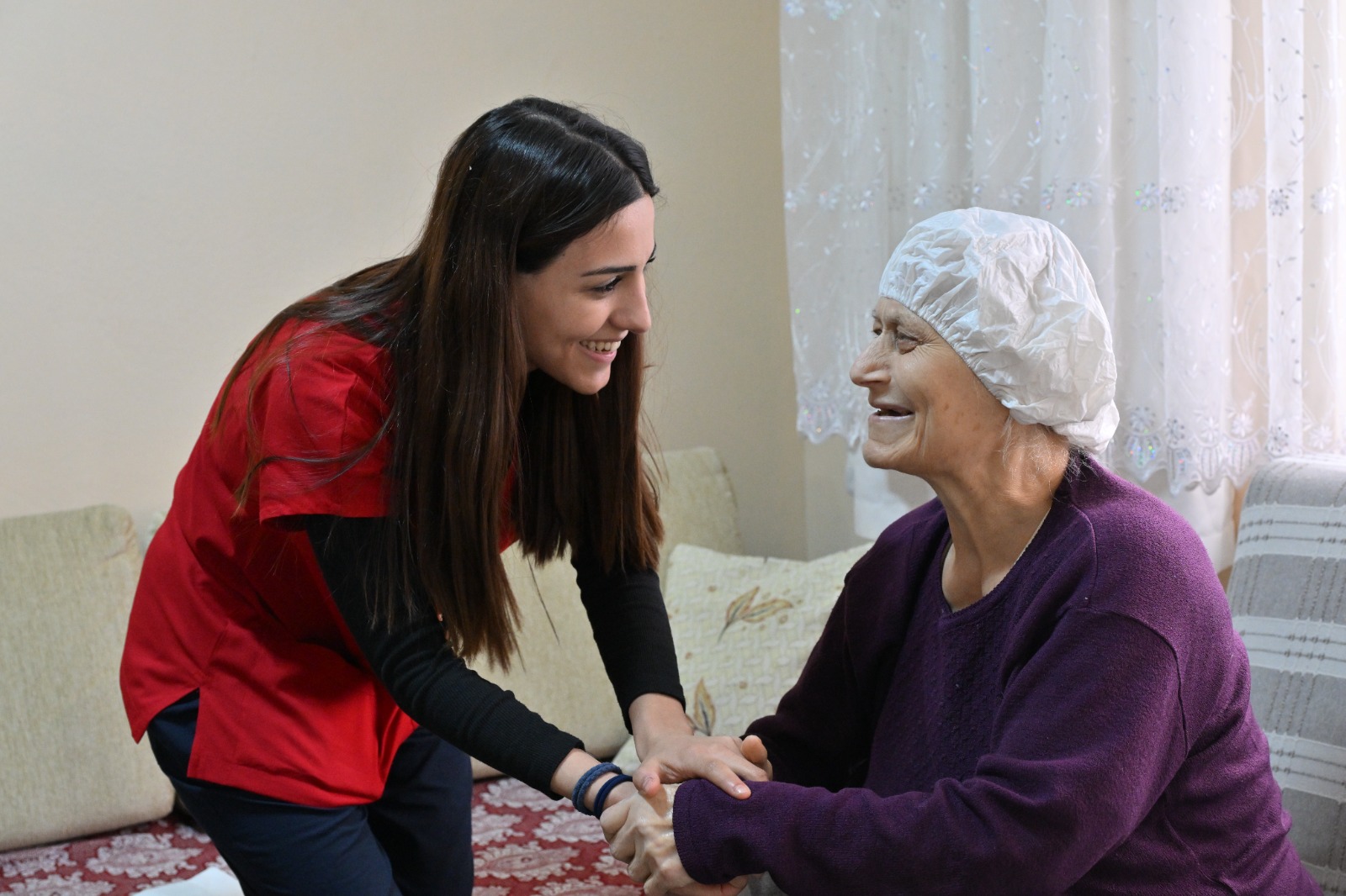 Manisa Büyükşehir Belediyesi, sosyal belediyeciliği esas alarak Manisalıların yanında olmaya devam ediyor.