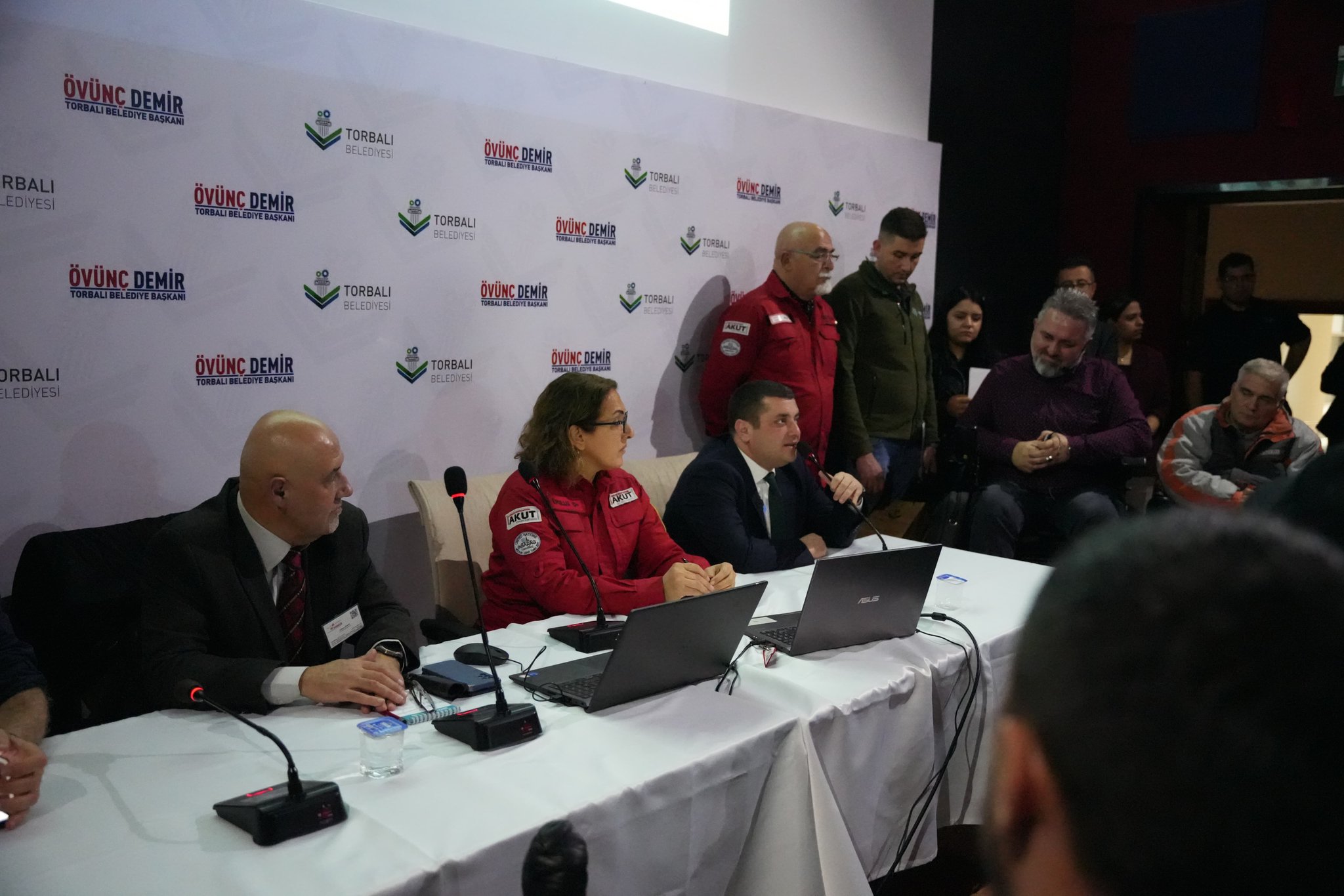 Torbalı Belediyesi, AKUT ve ALS-MNH Derneği işbirliği ile Acil Durum ve Doğal Afet Semineri'nde engelli bireylerle bir araya geldi.