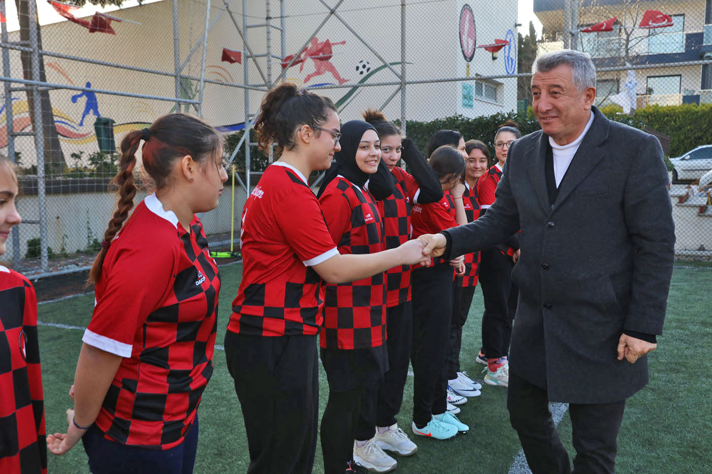 Güzelbahçe Belediyesi Kız Futbol Takımı, ilk antrenmanına Güzelbahçe Belediye Başkanı Mustafa Günay ile hızla başladı.