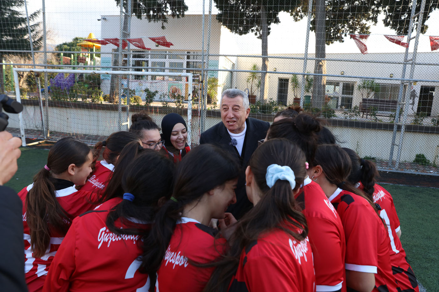 Güzelbahçe Belediyesi Kız Futbol Takımı, ilk antrenmanına Güzelbahçe Belediye Başkanı Mustafa Günay ile hızla başladı.