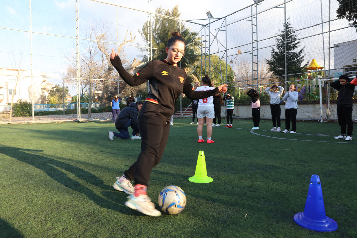 Güzelbahçe Belediyesi Kız Futbol Takımı, ilk antrenmanına Güzelbahçe Belediye Başkanı Mustafa Günay ile hızla başladı.