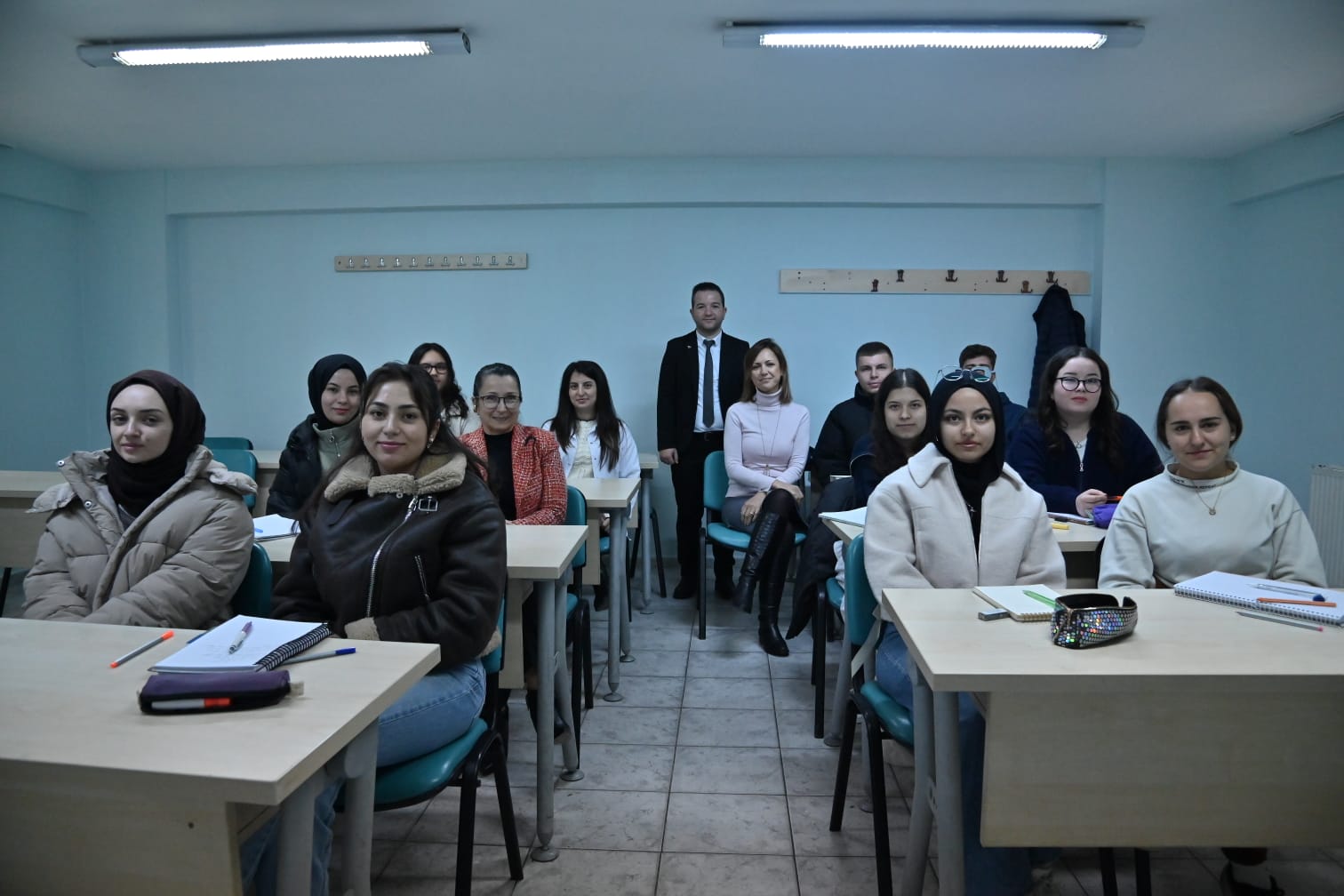 Manisa Büyükşehir Belediyesi,öğrencilere daha iyi eğitim imkanları sunmak için MABEM yeni binasını Akhisar'da açtı.