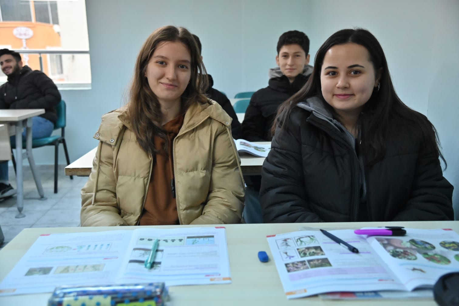 Manisa Büyükşehir Belediyesi,öğrencilere daha iyi eğitim imkanları sunmak için MABEM yeni binasını Akhisar'da açtı.