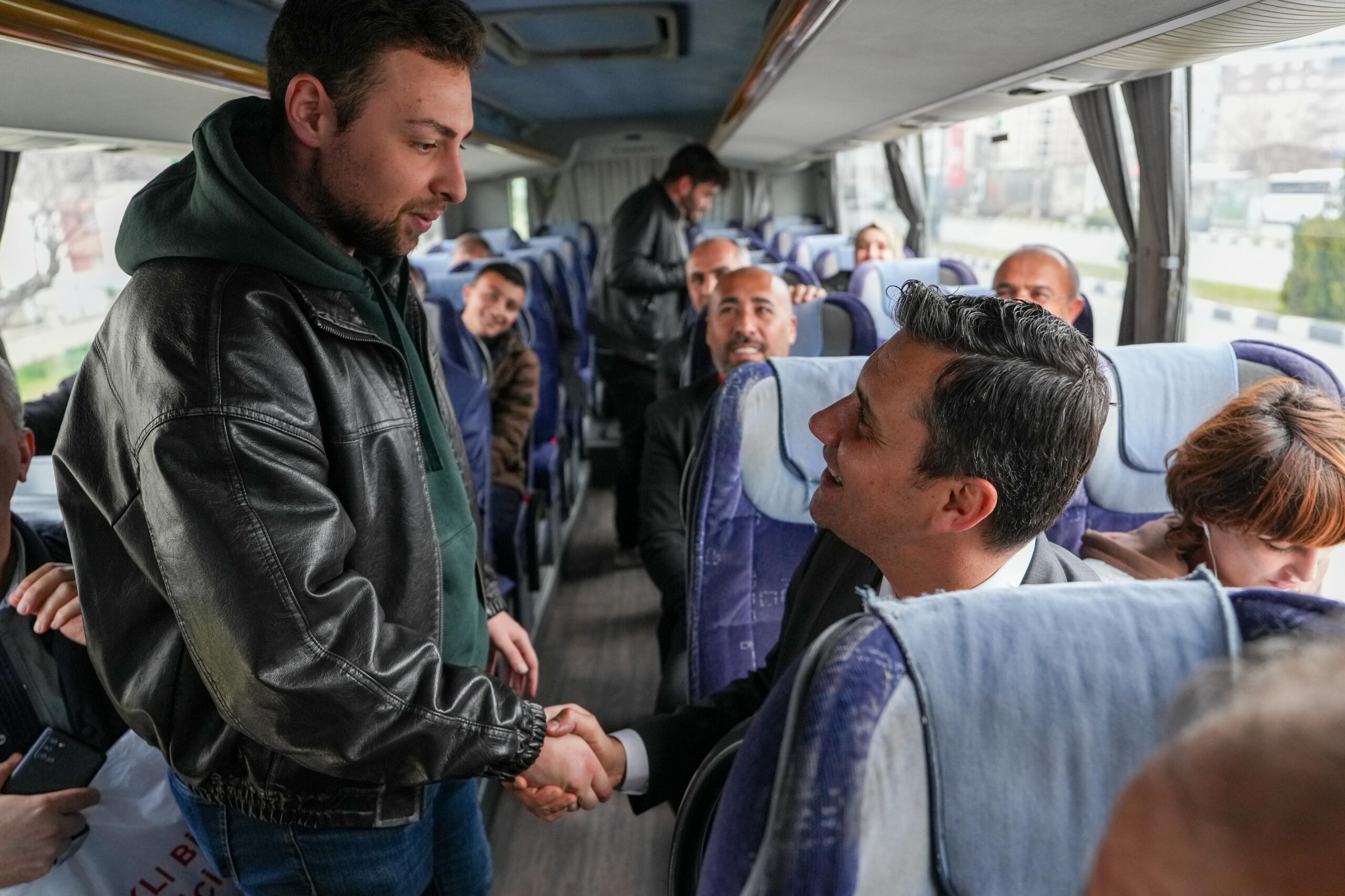 Manisa Büyükşehir Belediye Başkanı Mimar Ferdi Zeyrek’in, yaptığı girişimler sonucunda 150 TL olan Manisa – İzmir ulaşım 100 TL’ye indi.