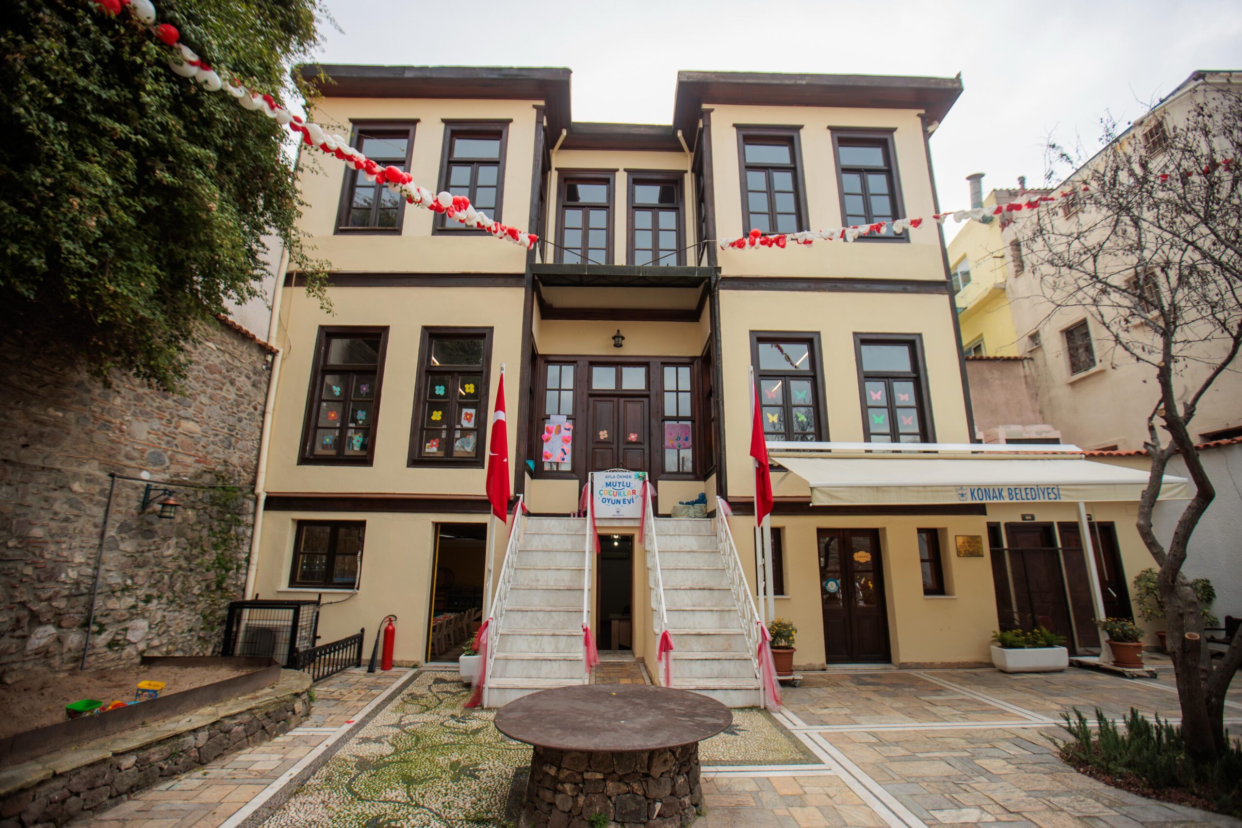 Konak Belediyesi Ayla Ökmen Mutlu Çocuklar Oyun Evi'nde yeni bir sınıf daha açılarak daha fazla çocuğa eğitim desteği vermeyi planlıyor.