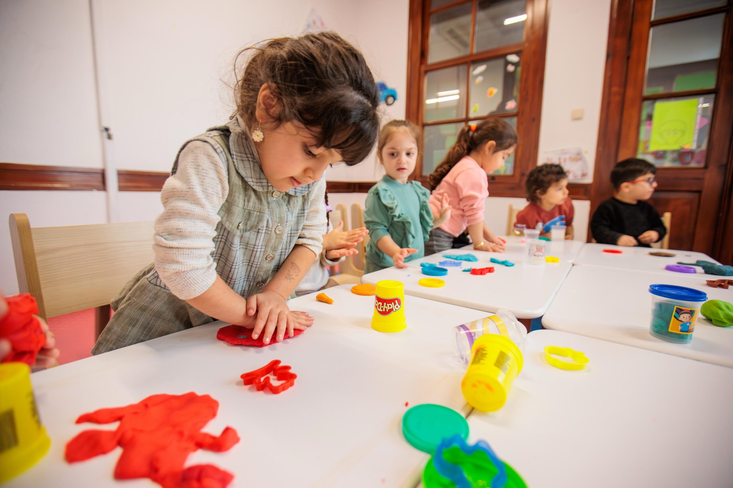 Konak Belediyesi Ayla Ökmen Mutlu Çocuklar Oyun Evi'nde yeni bir sınıf daha açılarak daha fazla çocuğa eğitim desteği vermeyi planlıyor.