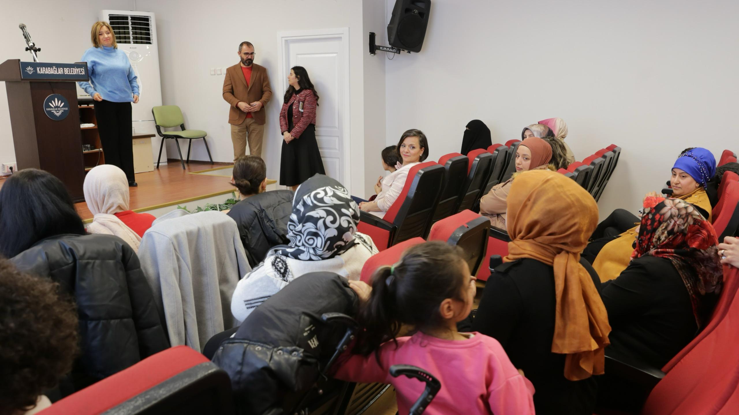 İzmir Karabağlar Belediyesi ve Anne Çocuk Eğitim Vakfı (AÇEV) iş birliği ile hazırlanan Anne Destek Programına yoğun ilgi gösterildi.