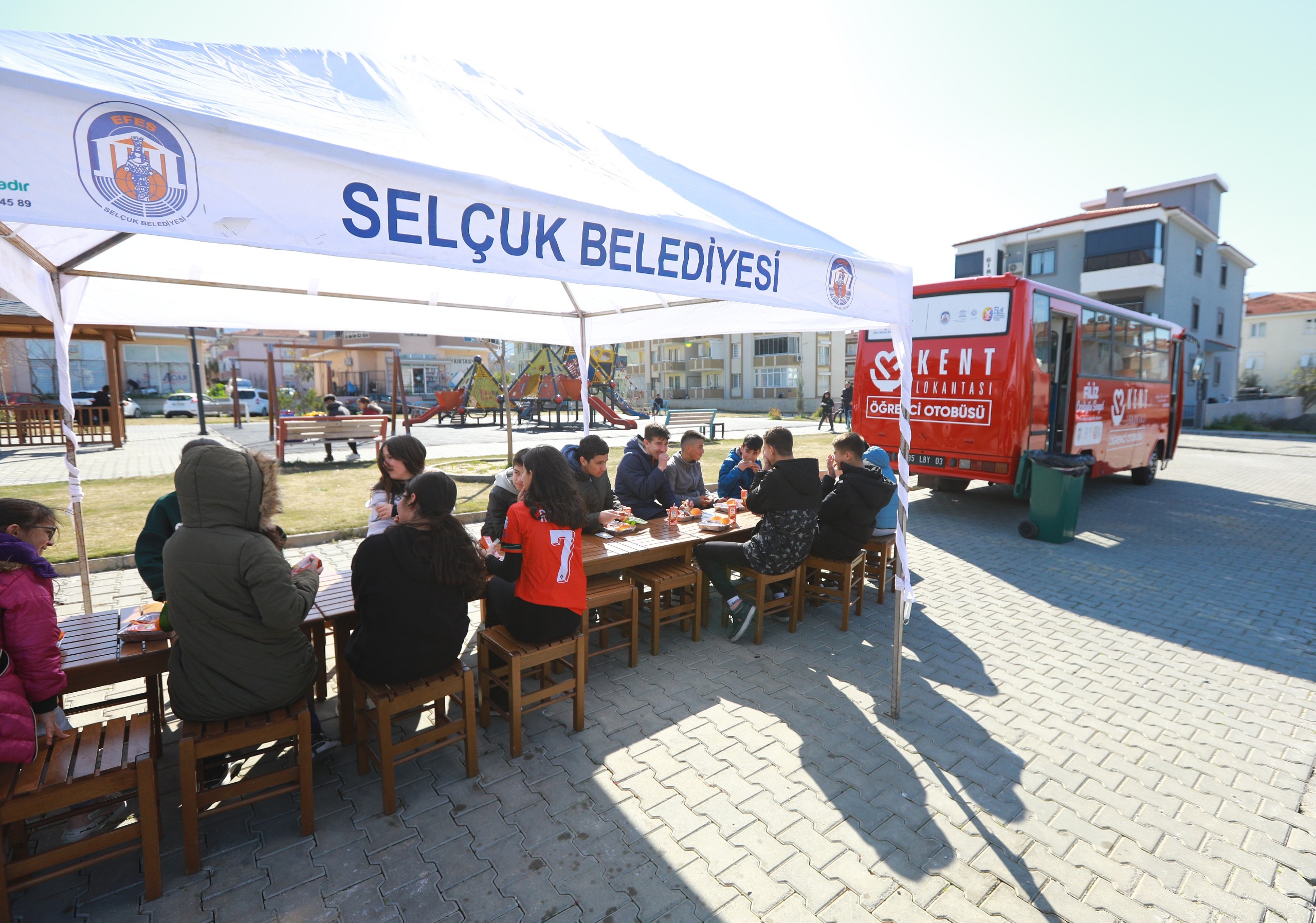 Efes Selçuk Belediyesi tarafından kentte eğitim gören öğrencilere destek olmak için hayata geçirilen projesiyle gündemde.