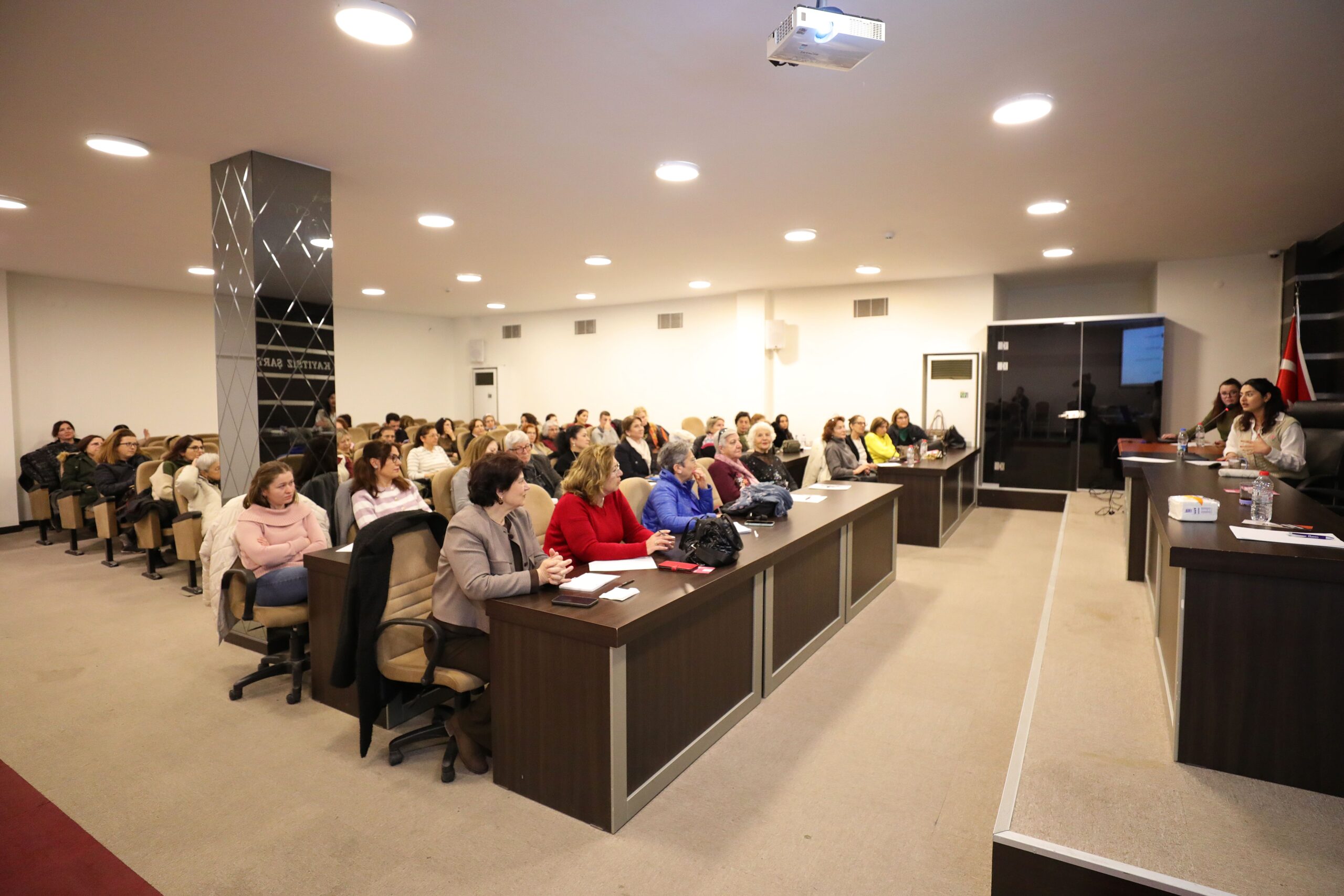 Narlıdere Belediyesi tarafından gerçekleştiren Öz – Şefkat seminerine katılan vatandaşlar, kendilerine her koşulda nazik olmayı öğrendi.