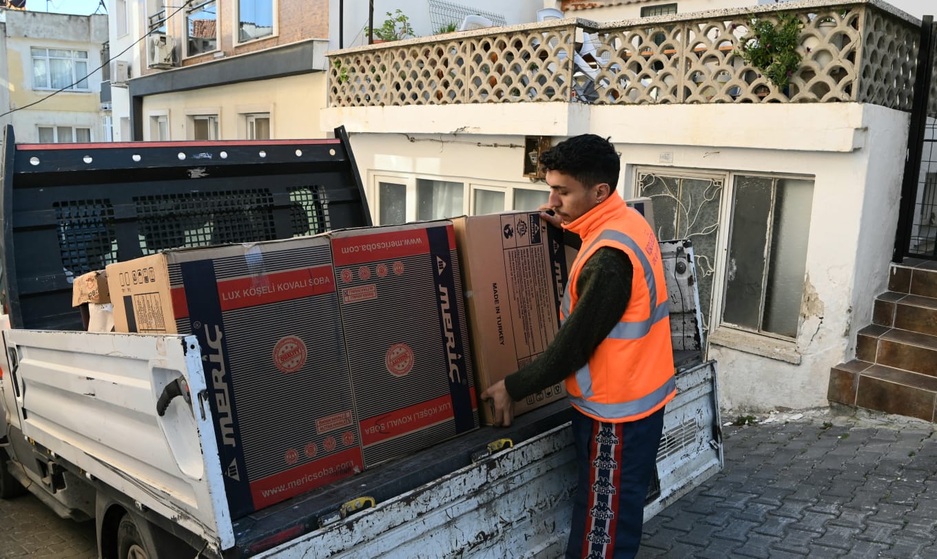 Kuşadası Belediyesi, hava sıcaklıklarının düşmesiyle birlikte ihtiyaç sahibi aileler için başlattığı yakacak ve soba yardımını sürdürüyor.